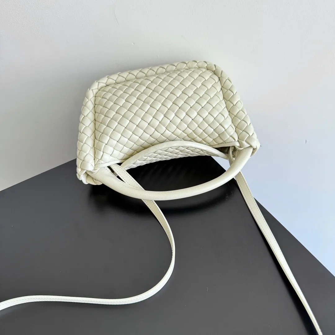 Batch 1760 BOTTEGA VENETA's new mini COBBLE bag. This season's mini Cobble series brings a new style of handbag. The body of the bag resembles the shape of a "Yuanbao", giving you good luck throughout autumn and winter! This Yuanbao bag is made of three pieces of quilted cotton and has an unlined body, showing its quiet power. The bag is carefully designed to create a three-dimensional look. The joints and edges are decorated with lambskin strips to create a sense of simplicity. The handbag is not lined, so you can directly appreciate the consistent lambskin on the outside and inside. It is beautiful both inside and outside. The top handle of this handbag is made of leather-wrapped rope and is quite sturdy. The detachable shoulder strap is secured by a leather buckle inside the bag. Can be carried by hand, carried on the shoulder or cross-body, very easy to match! Style number: 805739 Size: 23*11*8cm